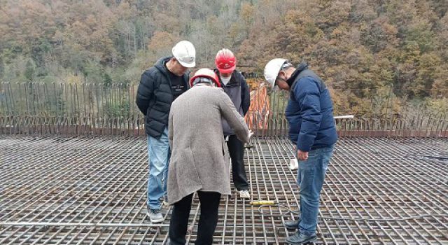 四川九绵高速钢箱梁桥首件桥面铺装混凝土顺利浇筑