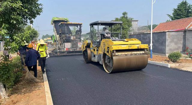 沂南砖埠镇高架桥—滨河道路大修工程沥青面层摊铺顺利完成