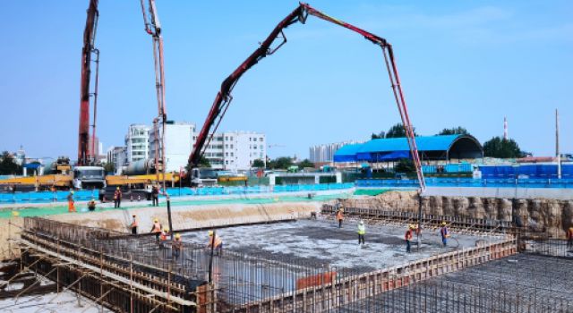 尊龙凯时咨询禹城市汉槐街穿越京沪铁路U型槽首节混凝土顺利完成