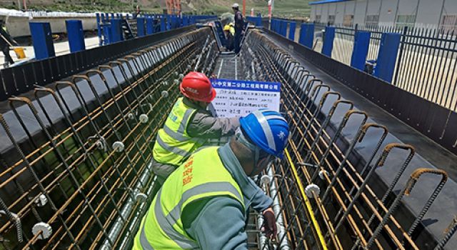 川藏公路G318线提质改造工程戛日松多至左贡县段（东达山越岭）、左贡过境段项目首件20m预制箱梁顺利预制完成